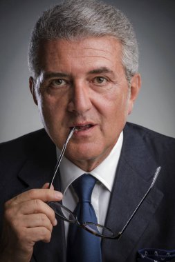 İtalya, orta yaşlı avukat stüdyo resmi.