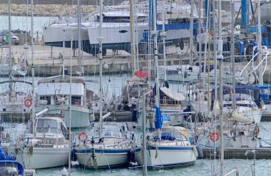 İtalya, Sicilya, Akdeniz, Marina di Ragusa (Ragusa ili); 1 Şubat 2021, limanda lüks yatlar - EDITORIAL