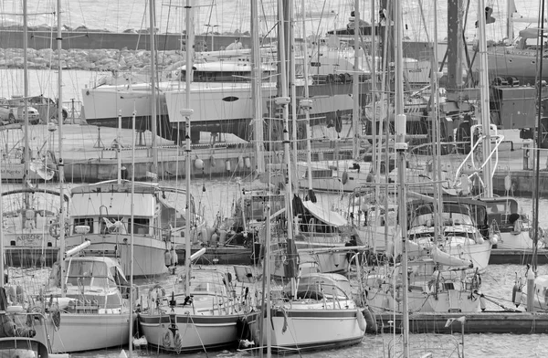 イタリア シチリア島 地中海 マリーナ ラグーザ ラグーザ州 2月2021 ポート内の高級ヨット Editorial — ストック写真