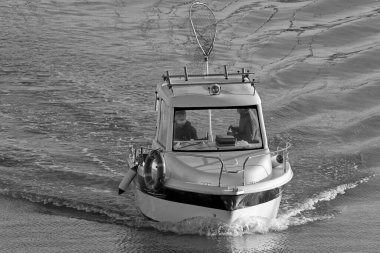 İtalya, Sicilya, Akdeniz, Marina di Ragusa (Ragusa ili); 3 Şubat 2021, limandaki bir motorlu teknede balıkçılar - EDITORIAL