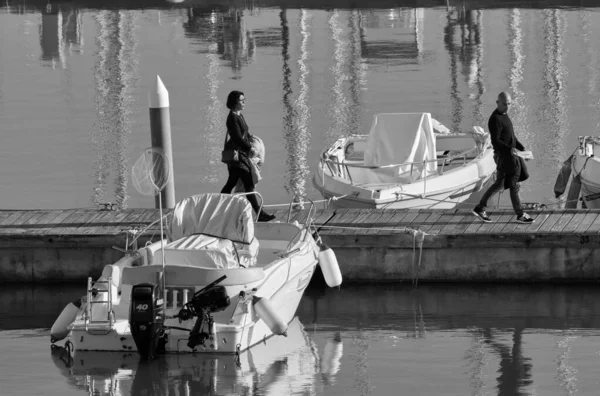 イタリア シチリア島 地中海 マリーナ ラグーザ ラグーザ州 2月2021 港の人々とモーターボート Editorial — ストック写真