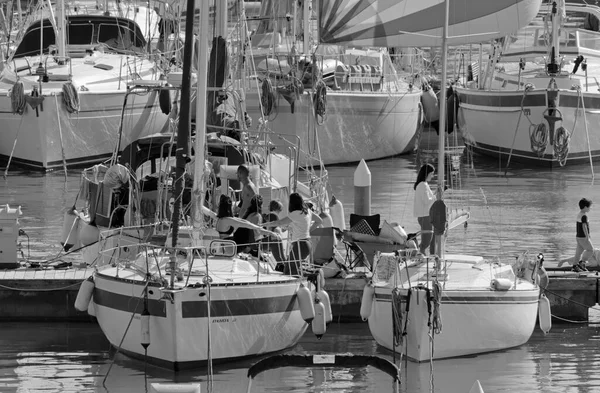 意大利 西西里 地中海 拉古萨海 拉古萨省 2021年2月6日 港口一艘帆船上的乘客 Editorial — 图库照片