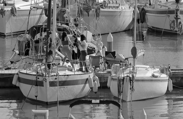 イタリア シチリア島 地中海 マリーナ ラグーザ ラグーザ州 2月2021 ポート内のセーリングボートの人々 編集部 — ストック写真