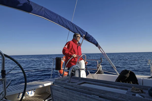 Itálie Středozemní Moře Sicílie Channel Muž Křižování Plachetnici — Stock fotografie