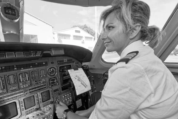 Italy Rome Ciampino International Airport July 2010 Female Pilot Cockpit — Stock Photo, Image