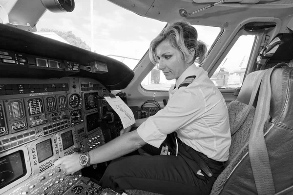 Italia Roma Aeropuerto Internacional Ciampino Julio 2010 Piloto Femenina Cabina —  Fotos de Stock