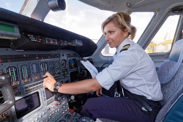 Italië Rome Ciampino International Airport Juli 2010 Vrouwelijke Piloot Cockpit — Stockfoto