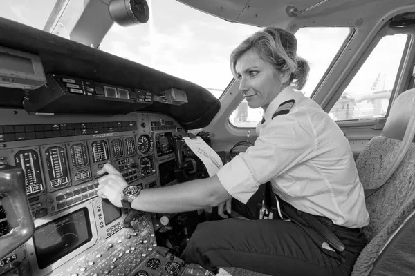 Italia Roma Aeropuerto Internacional Ciampino Julio 2010 Piloto Femenina Cabina —  Fotos de Stock