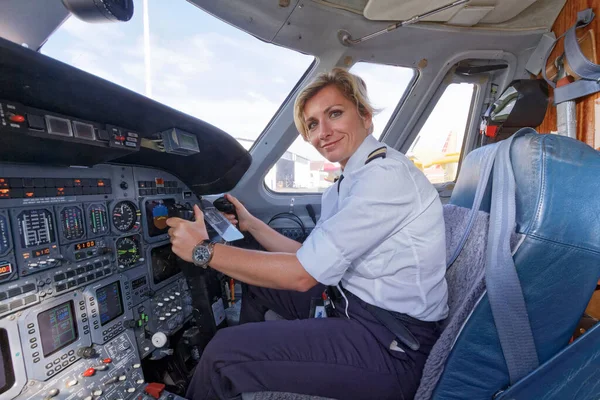 Italia Roma Aeropuerto Internacional Ciampino Julio 2010 Piloto Femenina Cabina —  Fotos de Stock