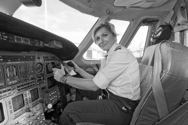 Italia Roma Aeropuerto Internacional Ciampino Julio 2010 Piloto Femenina Cabina — Foto de Stock