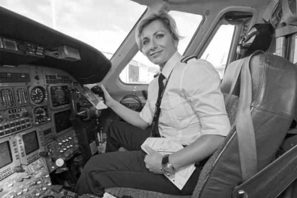 Italy Rome Ciampino International Airport July 2010 Female Pilot Cockpit — Stock Photo, Image