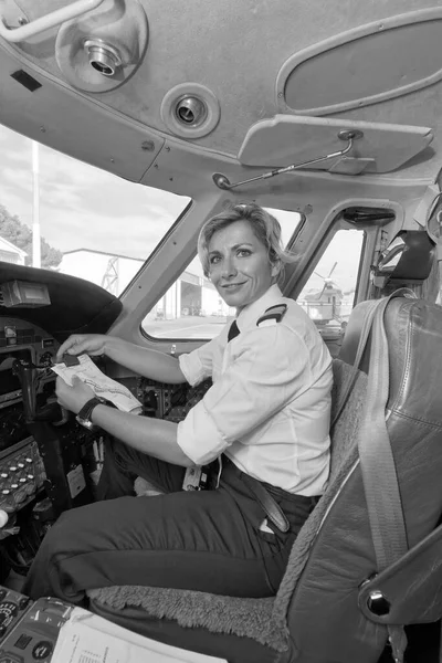 Itália Roma Aeroporto Internacional Ciampino Julho 2010 Piloto Feminino Cockpit — Fotografia de Stock