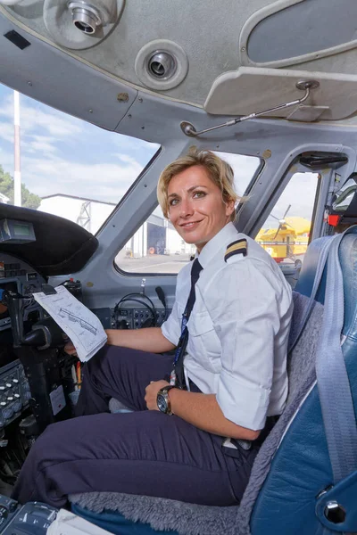 Italy Rome Ciampino International Airport July 2010 Female Pilot Cockpit — Stock Photo, Image