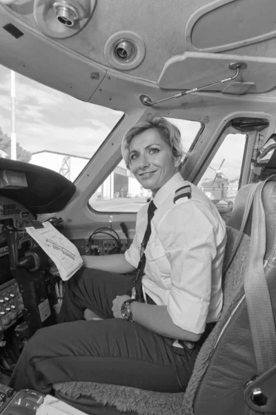Italien Rom Ciampino International Airport Juli 2010 Kvinnlig Pilot Cockpit — Stockfoto