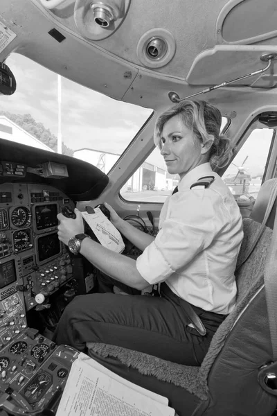 Italy Rome Ciampino International Airport July 2010 Female Pilot Cockpit — Stock Photo, Image