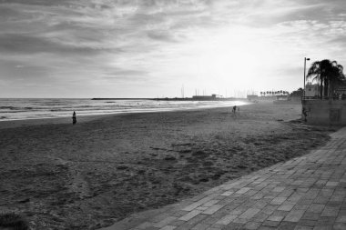 İtalya, Sicilya, Akdeniz, Marina di Ragusa (Ragusa Eyaleti); sahildeki insanlar 