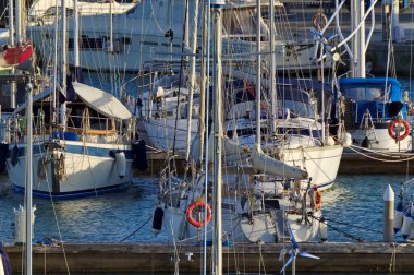 İtalya, Sicilya, Akdeniz, Marina di Ragusa (Ragusa Eyaleti); 11 Fevruary 2021, limanda lüks yatlar - EDITORIAL