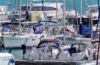 İtalya, Sicilya, Akdeniz, Marina di Ragusa (Ragusa ili); 12 Şubat 2021, limanda lüks yatlar - EDITORIAL