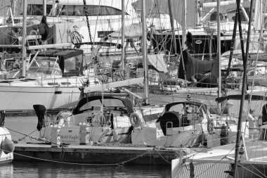 İtalya, Sicilya, Akdeniz, Marina di Ragusa (Ragusa ili); 13 Şubat 2021, limanda lüks yatlar - EDITORIAL