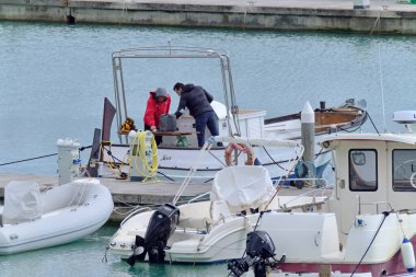 İtalya, Sicilya, Akdeniz, Marina di Ragusa (Ragusa Eyaleti); 14 Şubat 2021, limandaki bir motorlu tekne - EDITORIAL