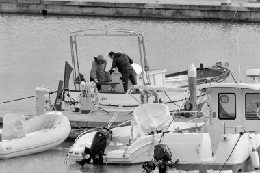 İtalya, Sicilya, Akdeniz, Marina di Ragusa (Ragusa Eyaleti); 14 Şubat 2021, limandaki bir motorlu tekne - EDITORIAL