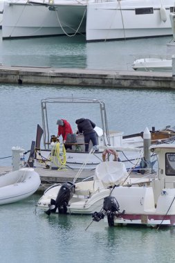 İtalya, Sicilya, Akdeniz, Marina di Ragusa (Ragusa Eyaleti); 14 Şubat 2021, limandaki bir motorlu tekne - EDITORIAL