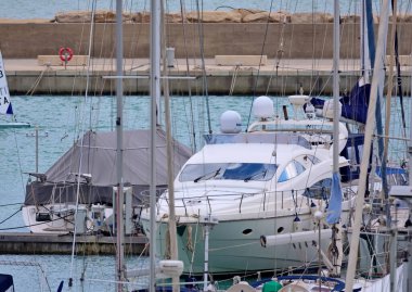 İtalya, Sicilya, Akdeniz, Marina di Ragusa (Ragusa ili); 14 Şubat 2021, limanda lüks yatlar - EDITORIAL