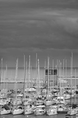 İtalya, Sicilya, Akdeniz, Marina di Ragusa (Ragusa Eyaleti); limanda lüks yatlar 