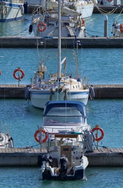 İtalya, Sicilya, Akdeniz, Marina di Ragusa (Ragusa Eyaleti); limanda motorlu tekne ve lüks yatlar 
