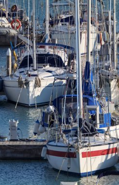 İtalya, Sicilya, Akdeniz, Marina di Ragusa (Ragusa Eyaleti); 15 Şubat 2021, limanda yelkenli tekneleri - EDITORIAL