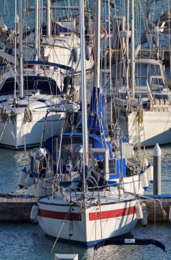 İtalya, Sicilya, Akdeniz, Marina di Ragusa (Ragusa Eyaleti); 15 Şubat 2021, limanda yelkenli tekneleri - EDITORIAL