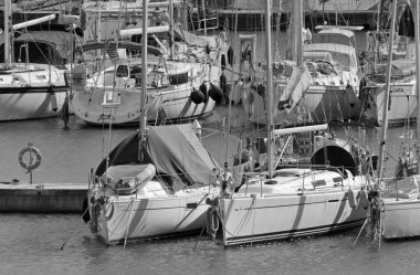 İtalya, Sicilya, Akdeniz, Marina di Ragusa (Ragusa Eyaleti); 16 Şubat 2021, limanda yelkenli tekneleri - EDITORIAL