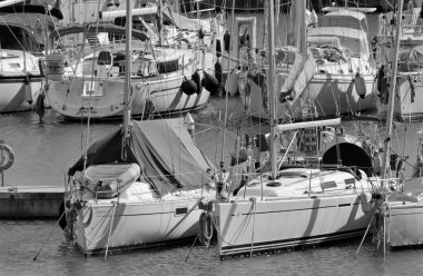 İtalya, Sicilya, Akdeniz, Marina di Ragusa (Ragusa Eyaleti); 16 Şubat 2021, limanda yelkenli tekneleri - EDITORIAL