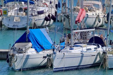 İtalya, Sicilya, Akdeniz, Marina di Ragusa (Ragusa Eyaleti); 16 Şubat 2021, limanda yelkenli tekneleri - EDITORIAL