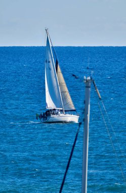İtalya, Sicilya, Akdeniz; Sicilya Kanalı 'nda yelkenli süren insanlar