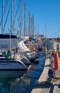 İtalya, Sicilya, Akdeniz, Marina di Ragusa (Ragusa ili); 17 Şubat 2021, limanda lüks yatlar - EDITORIAL