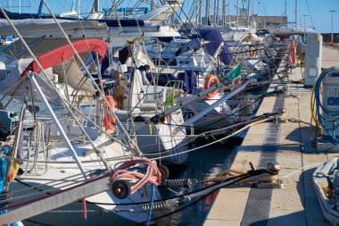 İtalya, Sicilya, Akdeniz, Marina di Ragusa (Ragusa ili); 17 Şubat 2021, limanda lüks yatlar - EDITORIAL