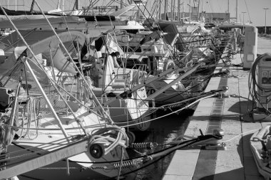 İtalya, Sicilya, Akdeniz, Marina di Ragusa (Ragusa ili); 17 Şubat 2021, limanda lüks yatlar - EDITORIAL