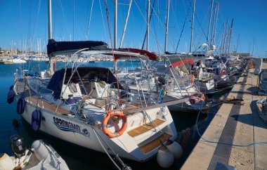 İtalya, Sicilya, Akdeniz, Marina di Ragusa (Ragusa ili); 17 Şubat 2021, limanda lüks yatlar - EDITORIAL