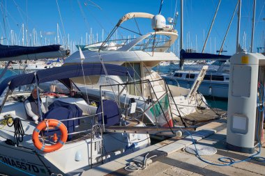 İtalya, Sicilya, Akdeniz, Marina di Ragusa (Ragusa Eyaleti); 17 Şubat 2021, limandaki insanlar ve lüks yatlar - EDITORIAL