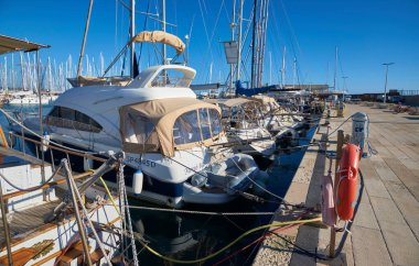 İtalya, Sicilya, Akdeniz, Marina di Ragusa (Ragusa ili); 17 Şubat 2021, limanda lüks yatlar - EDITORIAL