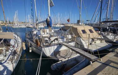 İtalya, Sicilya, Akdeniz, Marina di Ragusa (Ragusa ili); 17 Şubat 2021, limanda lüks yatlar - EDITORIAL