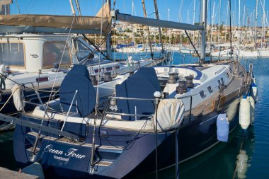 İtalya, Sicilya, Akdeniz, Marina di Ragusa (Ragusa ili); 17 Şubat 2021, limanda lüks yatlar - EDITORIAL