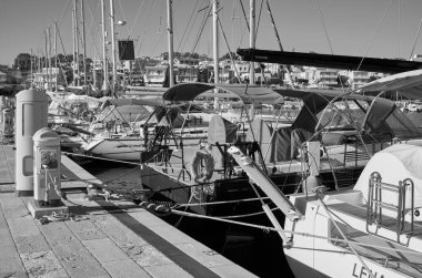 İtalya, Sicilya, Akdeniz, Marina di Ragusa (Ragusa ili); 17 Şubat 2021, limanda lüks yatlar - EDITORIAL