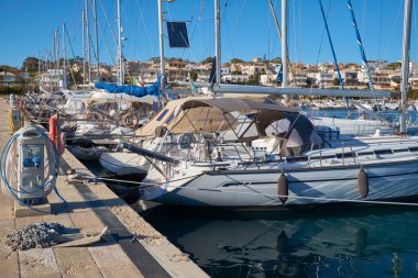 İtalya, Sicilya, Akdeniz, Marina di Ragusa (Ragusa ili); 17 Şubat 2021, limanda lüks yatlar - EDITORIAL