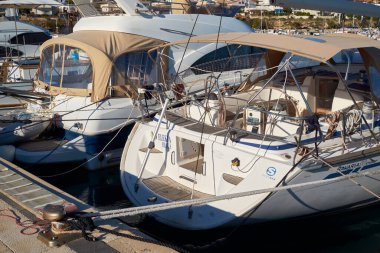 İtalya, Sicilya, Akdeniz, Marina di Ragusa (Ragusa ili); 17 Şubat 2021, limanda lüks yatlar - EDITORIAL