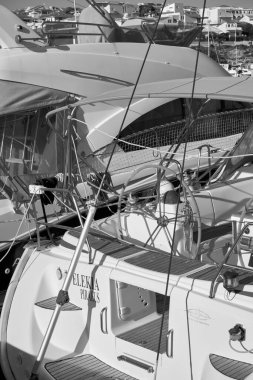 İtalya, Sicilya, Akdeniz, Marina di Ragusa (Ragusa ili); 17 Şubat 2021, limanda lüks yatlar - EDITORIAL