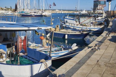 İtalya, Sicilya, Marina di Ragusa (Ragusa Eyaleti), limanda yerel ahşap balıkçı teknesi ve lüks yatlar