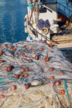 İtalya, Sicilya, Marina di Ragusa (Ragusa Eyaleti), ağlar ve limanda yerel ahşap balıkçı teknesi