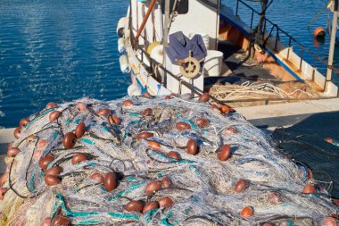İtalya, Sicilya, Marina di Ragusa (Ragusa Eyaleti), ağlar ve limanda yerel ahşap balıkçı teknesi